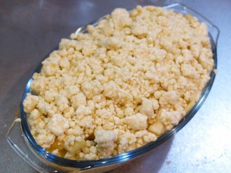 耐熱皿に入ったりんごの上にクランブル生地をのせた写真