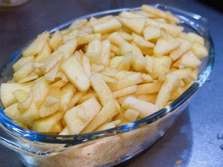 耐熱皿に入れたりんご