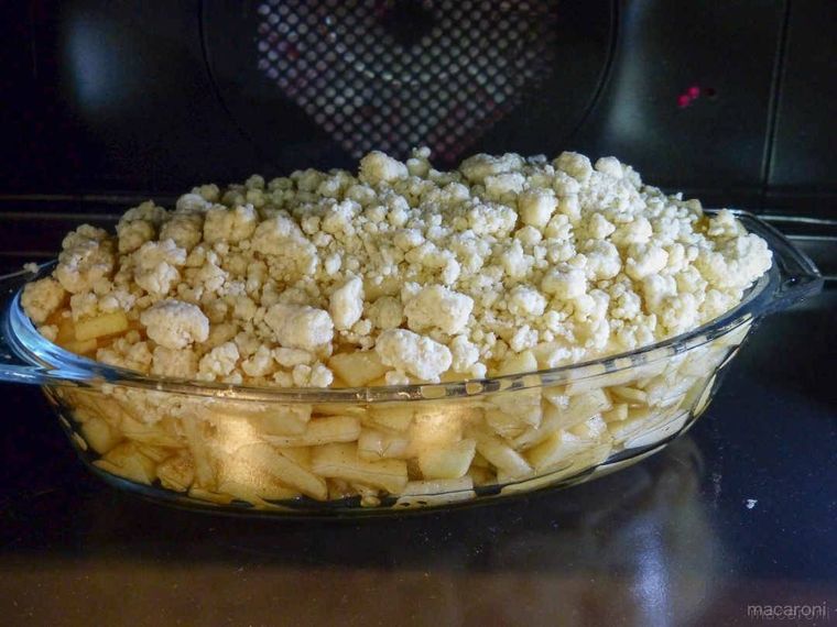 耐熱皿に入ったアップルクランブルをオーブンで焼いている様子