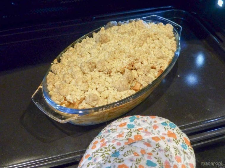 焼きあがったアップルクランブルをオーブンから取り出す様子