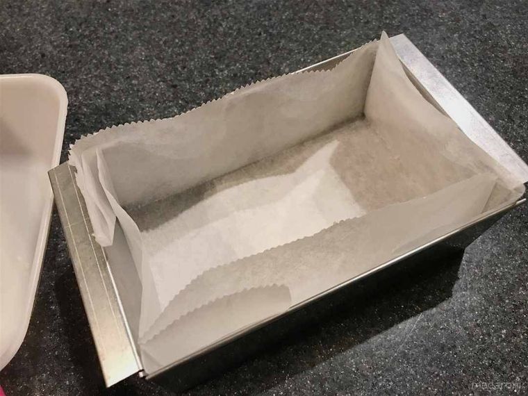 クッキングシートを敷いた型