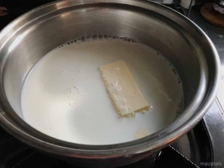 鍋に入った牛乳、バター、砂糖