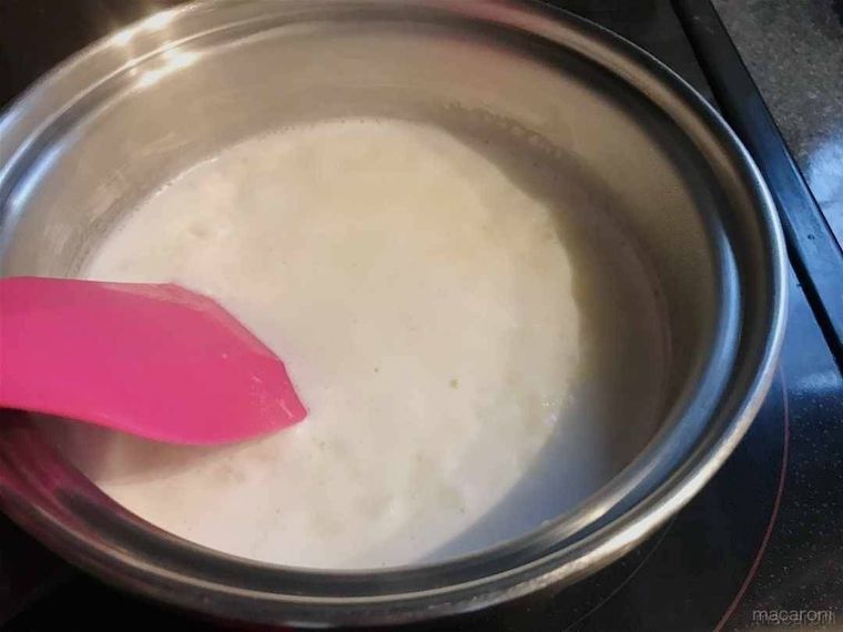 生キャラメルの材料が入った鍋を、ゴムベラで混ぜながら煮詰める様子