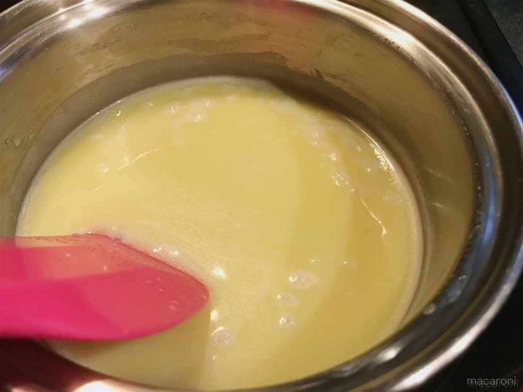 生キャラメルの材料をゴムベラで混ぜながら煮詰め、とろみが強い様子