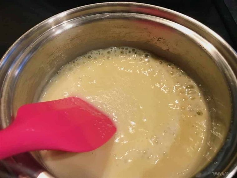 鍋に入れて煮詰める生キャラメルが、煮立っている様子 photo by lanne_mm