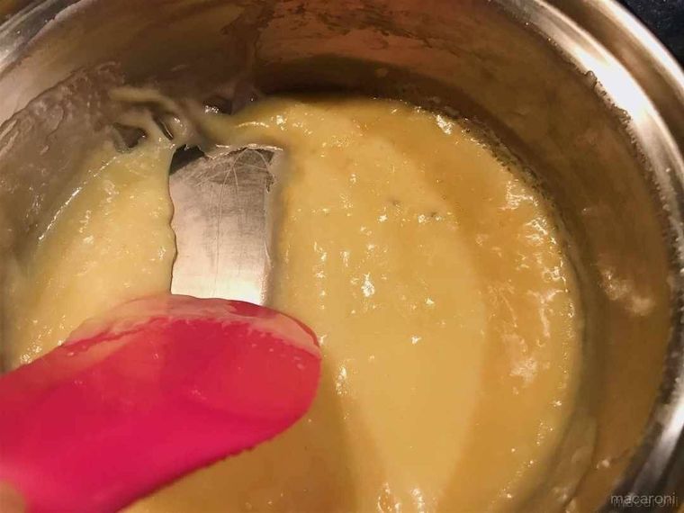 鍋で煮詰めた生キャラメルを、ゴムベラで混ぜる様子