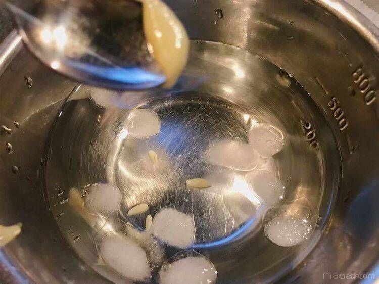 氷水入りのボウルに、生キャラメルを入れる様子