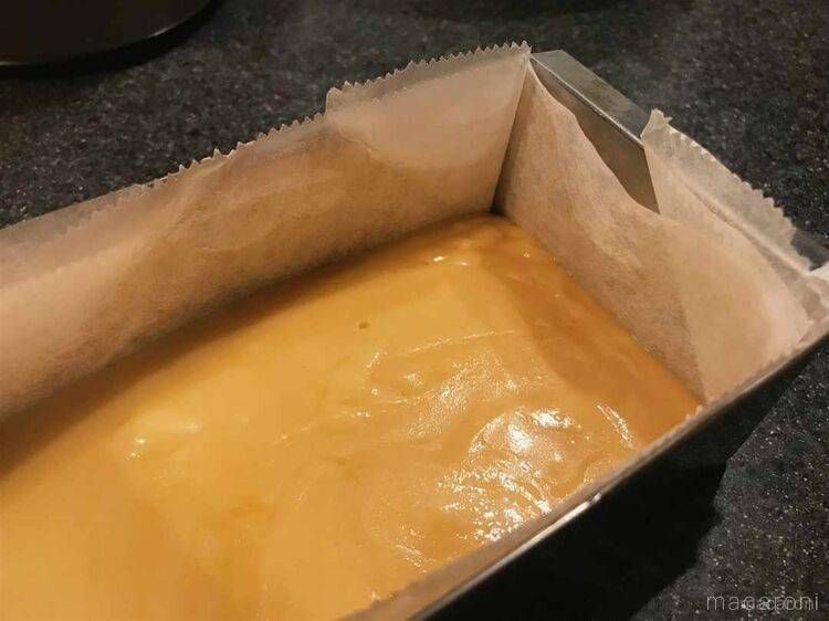 生キャラメルを型に流し入れた様子