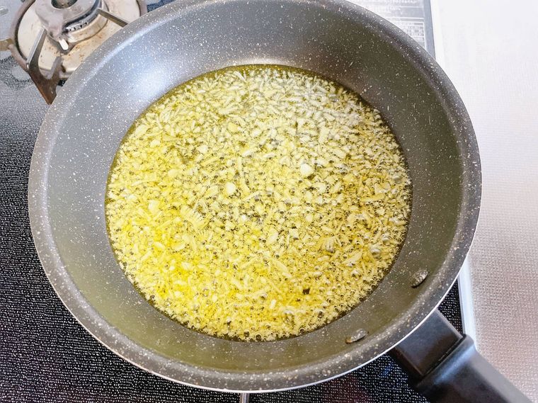 フライパンでガーリックオイルを作る様子