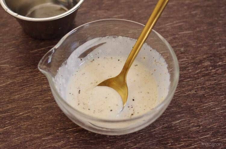 シーザードレッシングを混ぜ合わせている様子