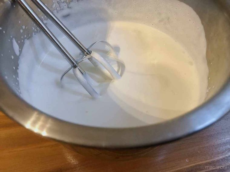 生クリームを泡立てている様子