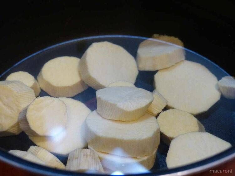 サツマイモを煮ているようす