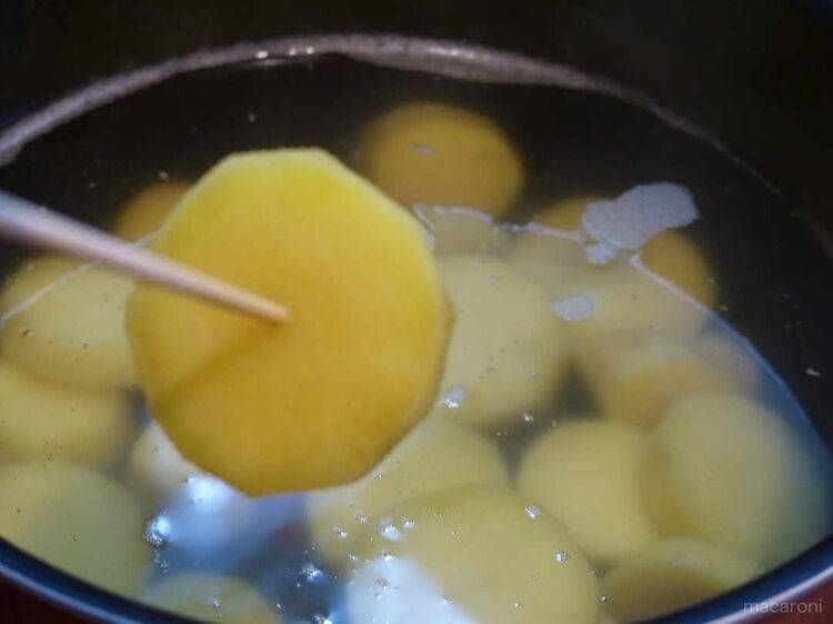 サツマイモに竹串を指している様子