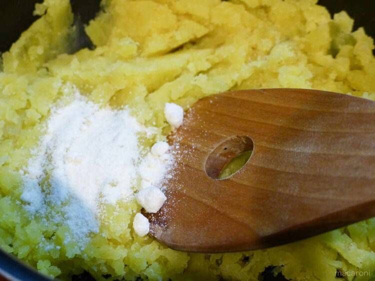 木べらで潰している様子