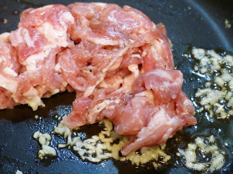 痛めている様子