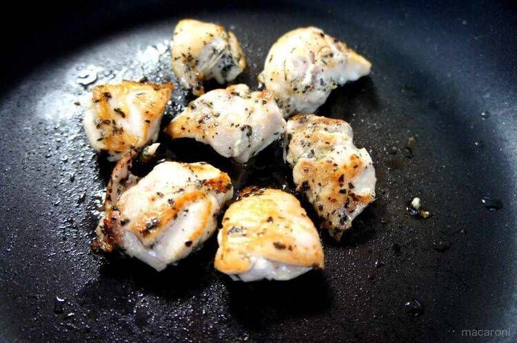 焼きあがったバジルチキン