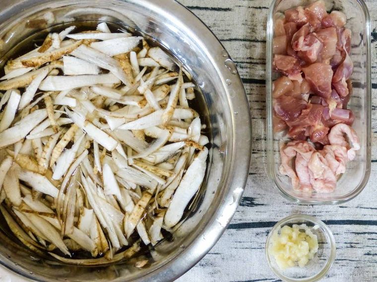 カットしたごぼうと鶏肉