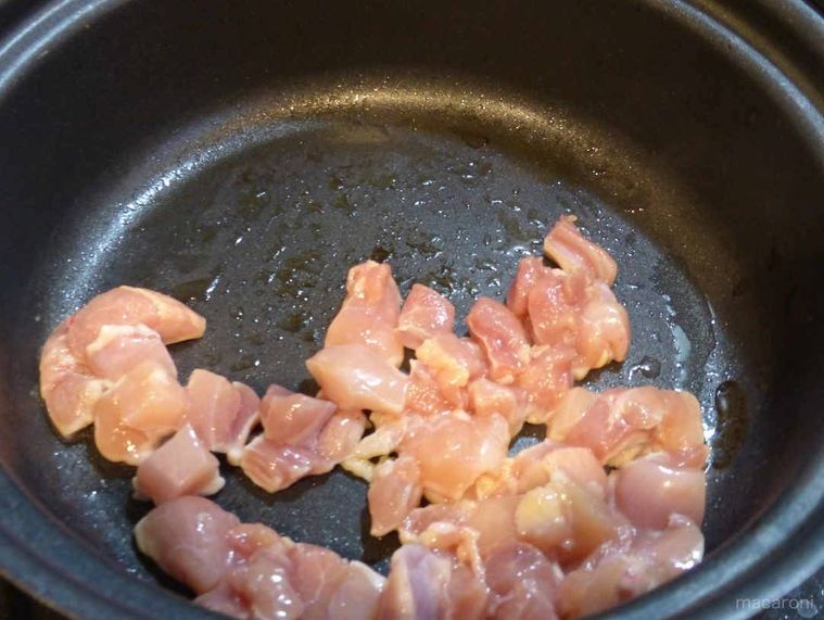 フライパンで鶏肉を炒める写真