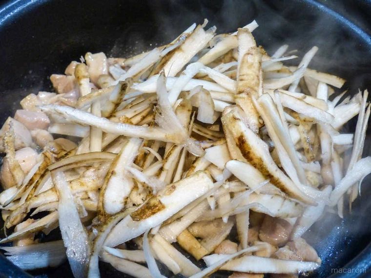 フライパンで鶏肉とごぼうを炒める写真