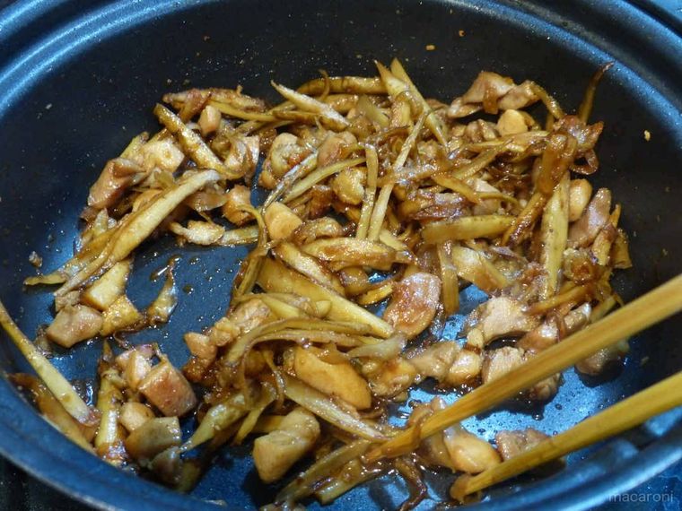 具材を煮詰める写真