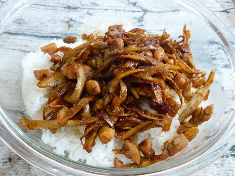 ボウルにご飯と具材を入れた写真