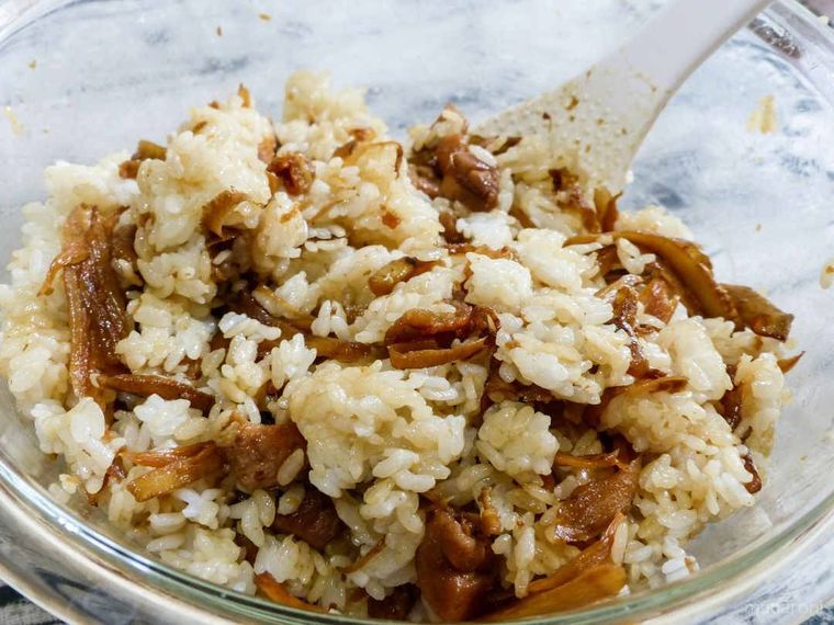 鶏肉とごぼうのささがきを混ぜ込んだ吉野とりめし