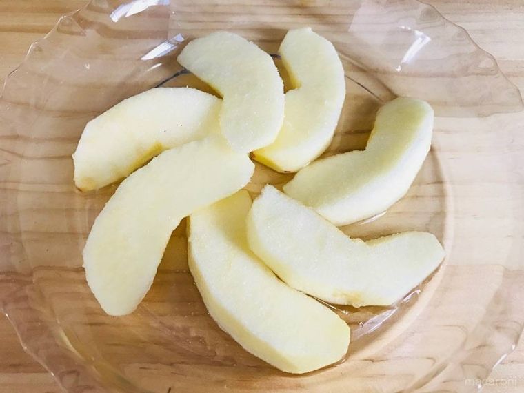 りんごを耐熱容器に並べている様子