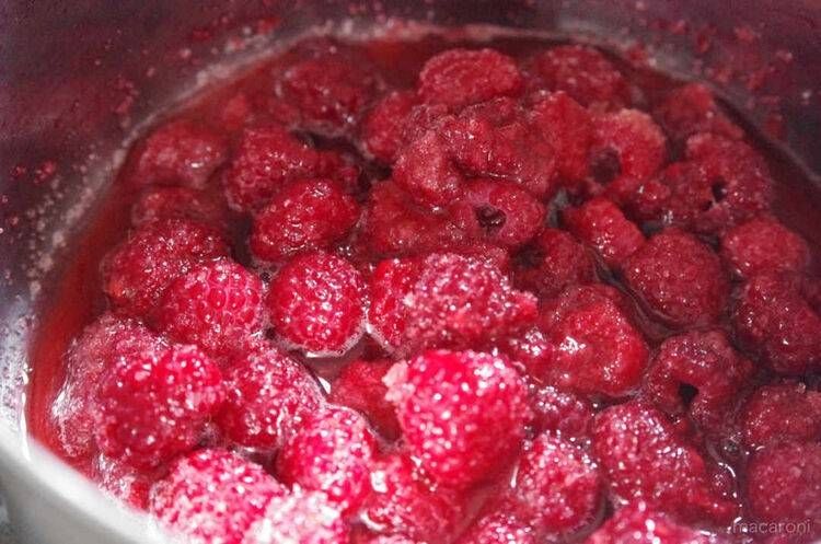 ラズベリーを弱火で煮る