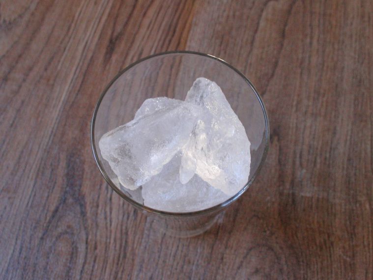 グラスに氷を入れた様子