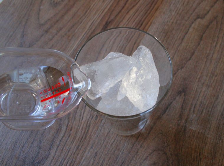 氷の入ったグラスに焼酎を入れている様子