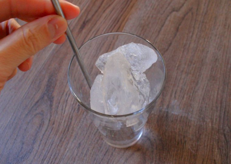 氷と焼酎の入ったグラスを混ぜている様子