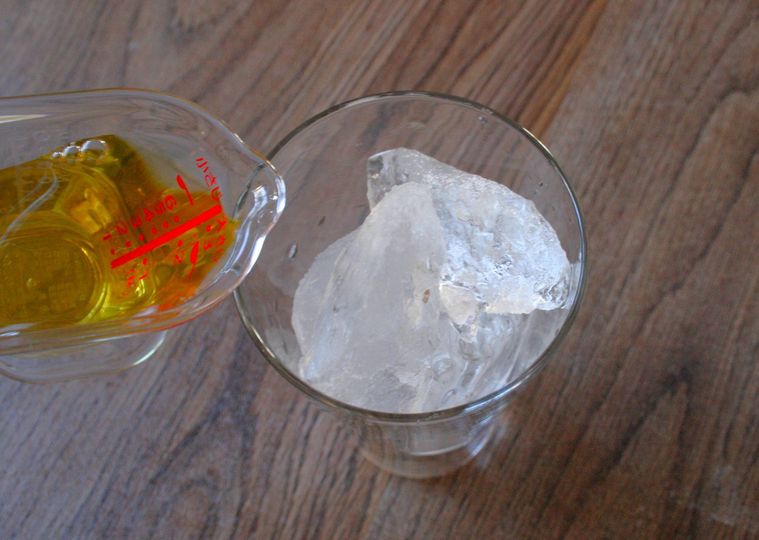 グラスに緑茶を入れている様子