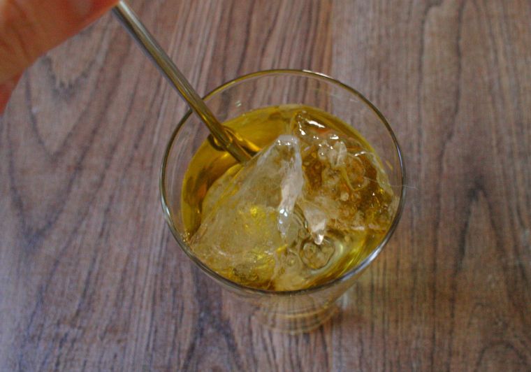 緑茶ハイを混ぜている様子