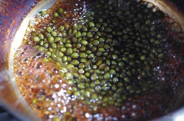 鍋に山椒の実と調味料を入れる様子