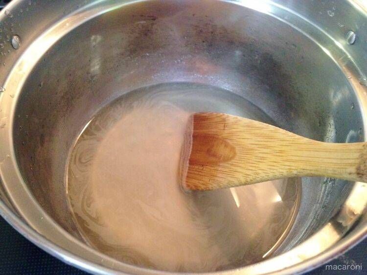 砂糖と寒天を煮溶かしている様子