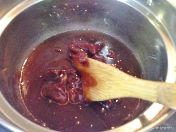 あんを煮詰めている様子