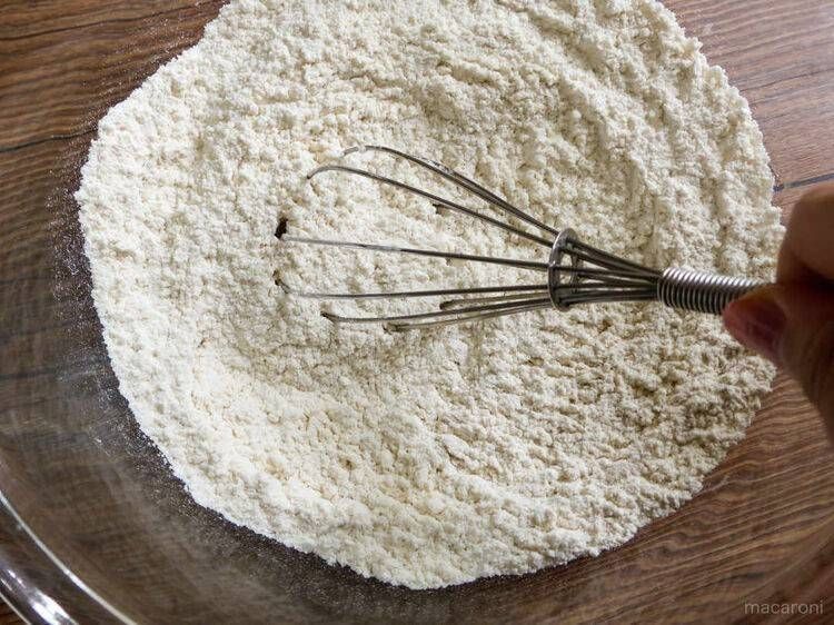 ボウルに入れた粉類をホイッパーでかき混ぜる