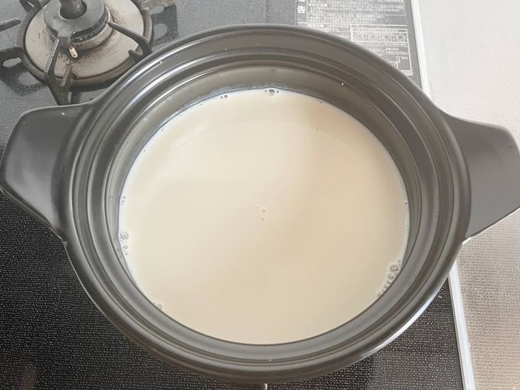 豆乳とにがりが入った土鍋を火にかけた様子