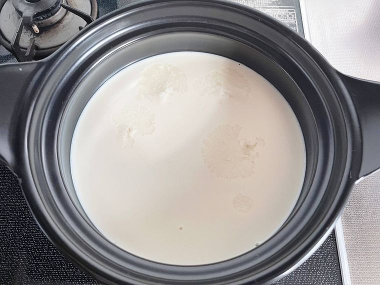 土鍋の中の豆乳がふつふつとしている様子