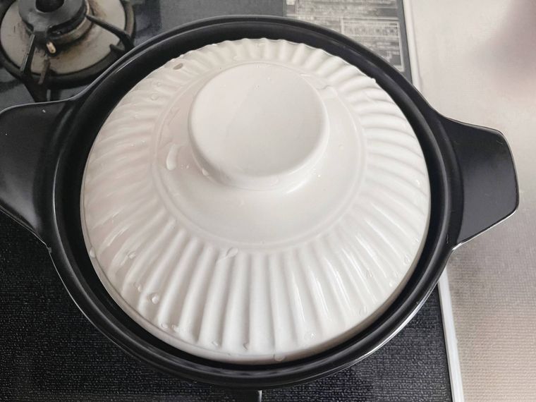 土鍋にフタをした様子