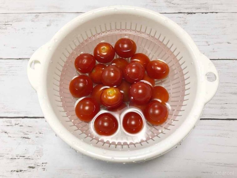 ヘタを取ったミニトマトを水に入れる