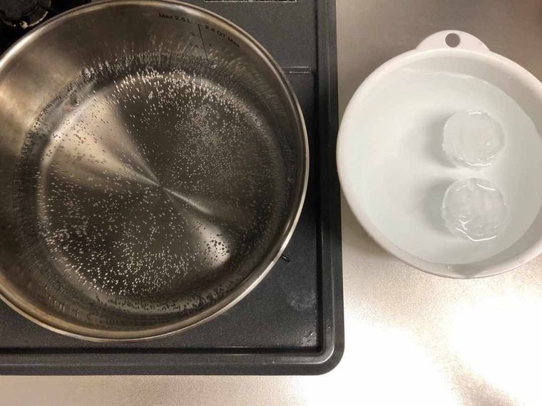 鍋に入ったお湯と氷水