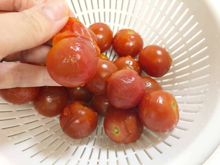 ミニトマトの皮をむく