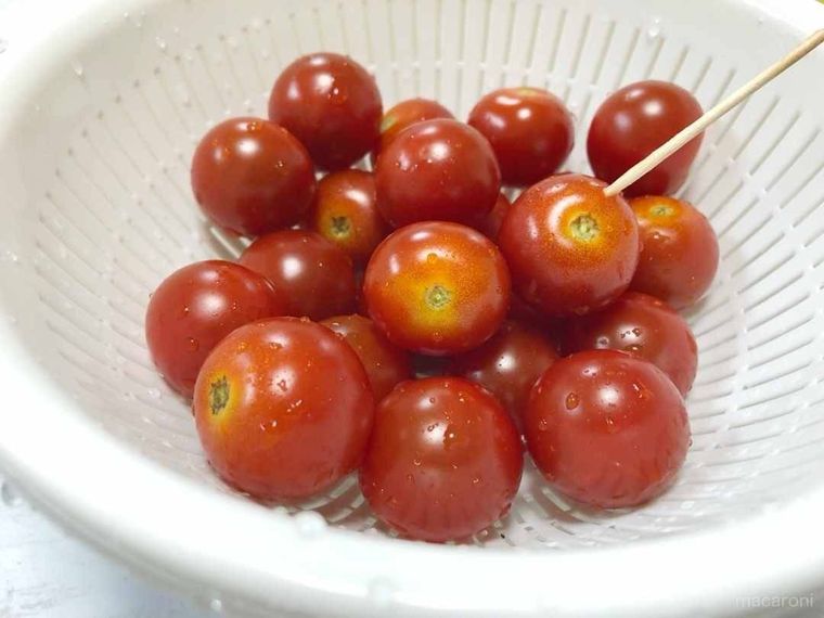 ミニトマトに爪楊枝を刺す