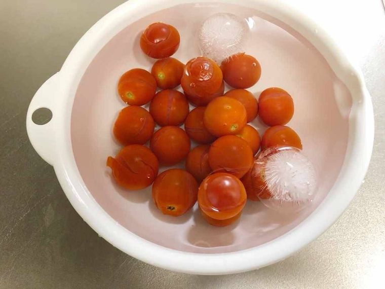 ミニトマトを冷水にさらす