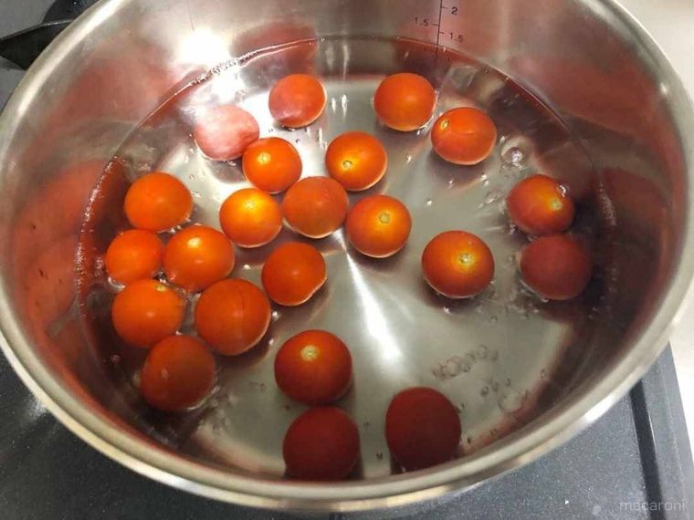 鍋のお湯にミニトマトを入れる
