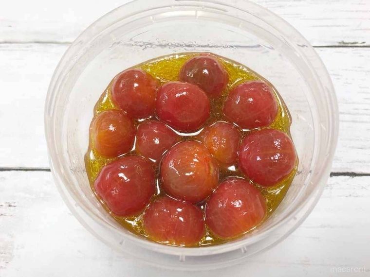 マリネ液にミニトマトをつける
