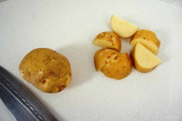 じゃがいもをカットしています。