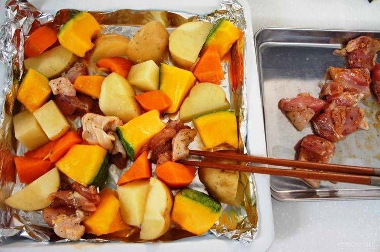 天板に食材を詰めている様子。