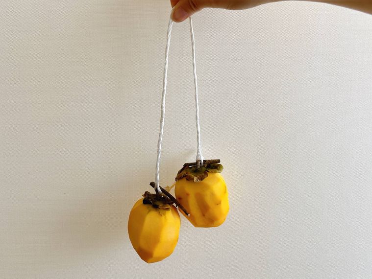 1本のひもに引っかけた柿